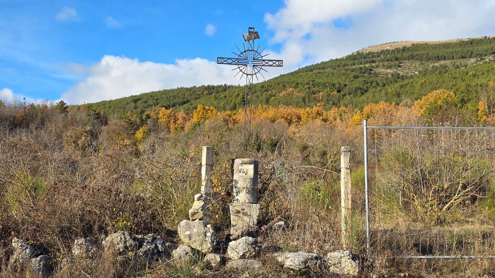 Croce viaria in ferro battuto lungo il percorso