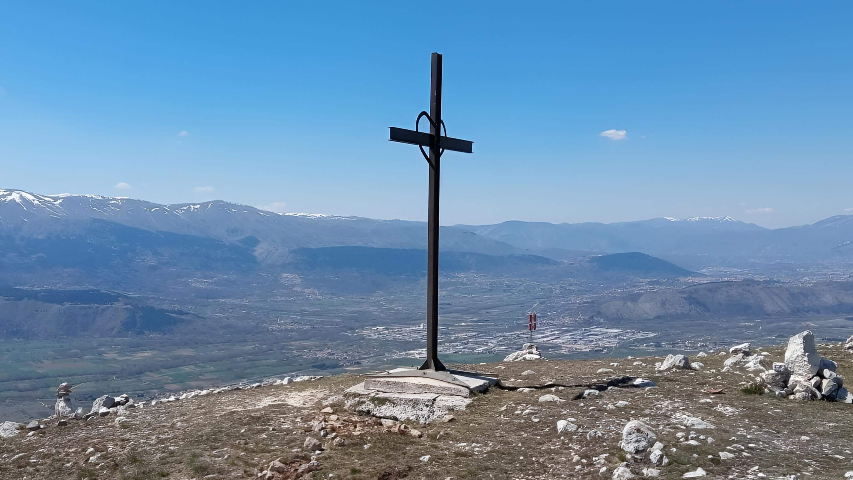 Croce di Picenze con panorama sulle montagne
